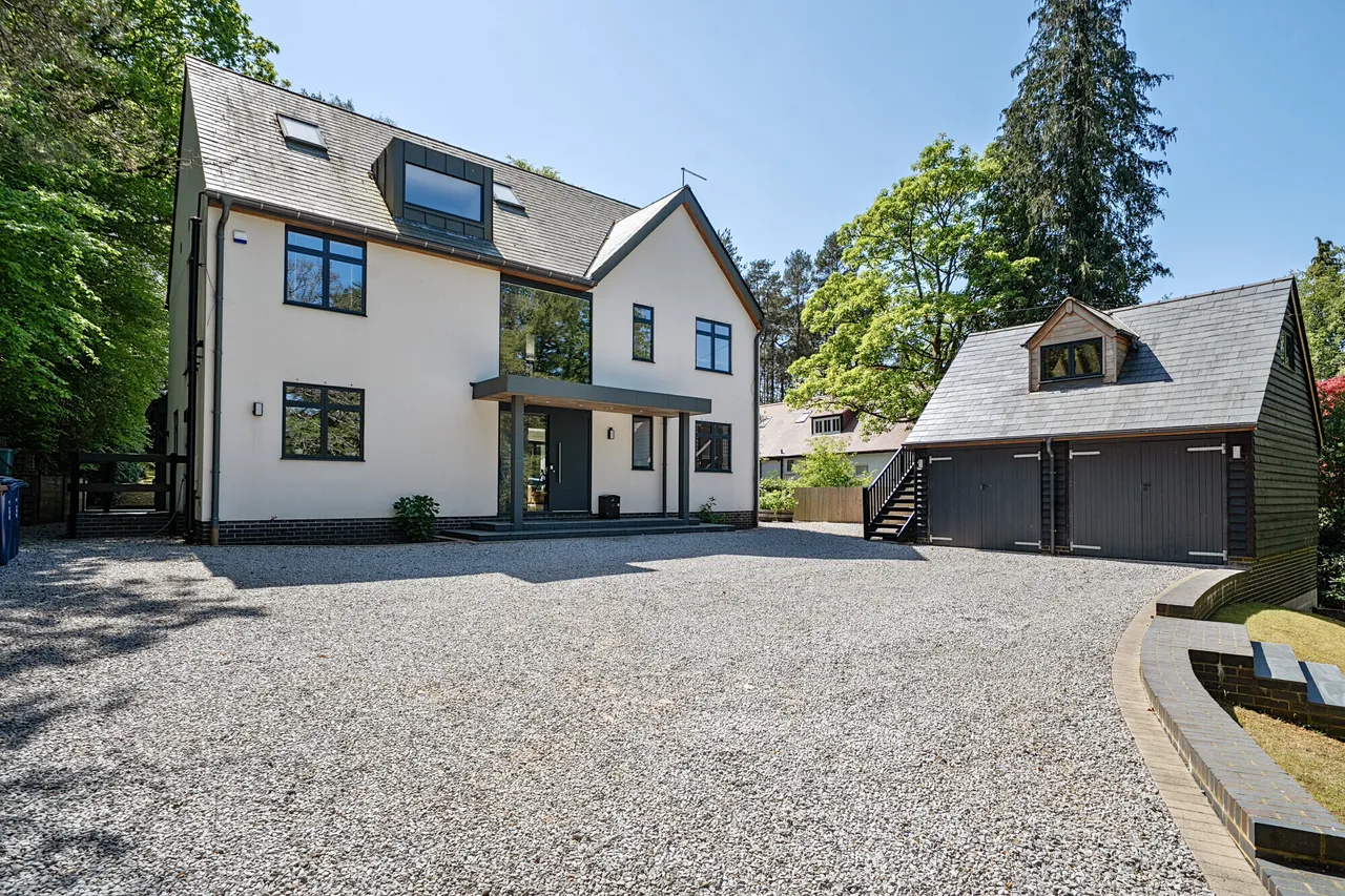 5 bed house for sale — Longdown Close, Lower Bourne, Farnham...