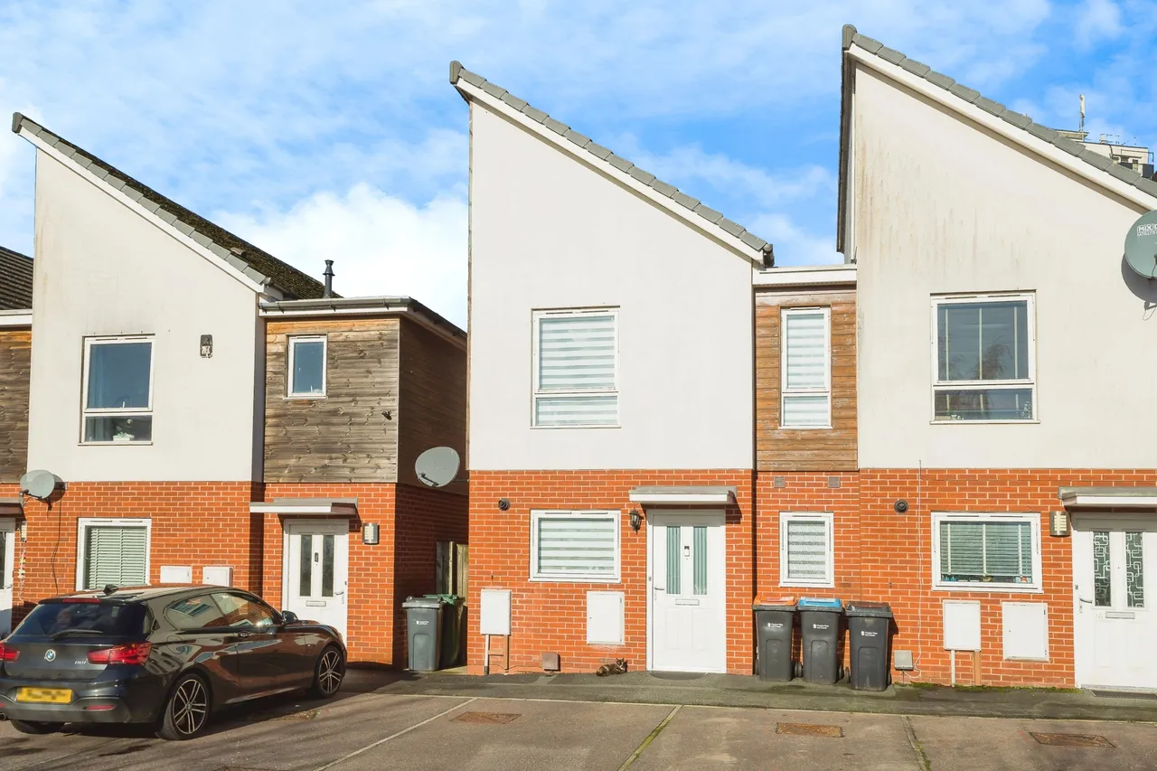2 bed house for sale — Dinas Close, Chester