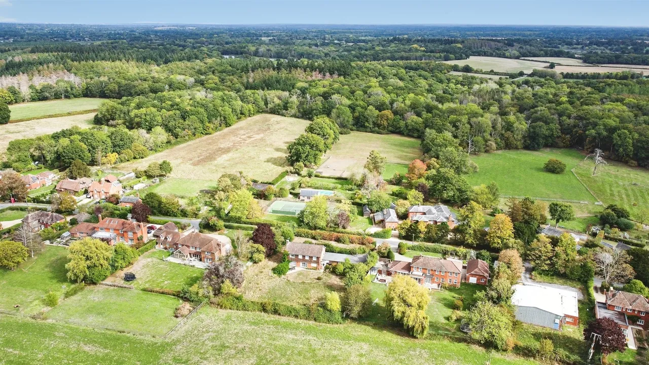 Sanctuary, Monk Sherborne, RG26, photo 3