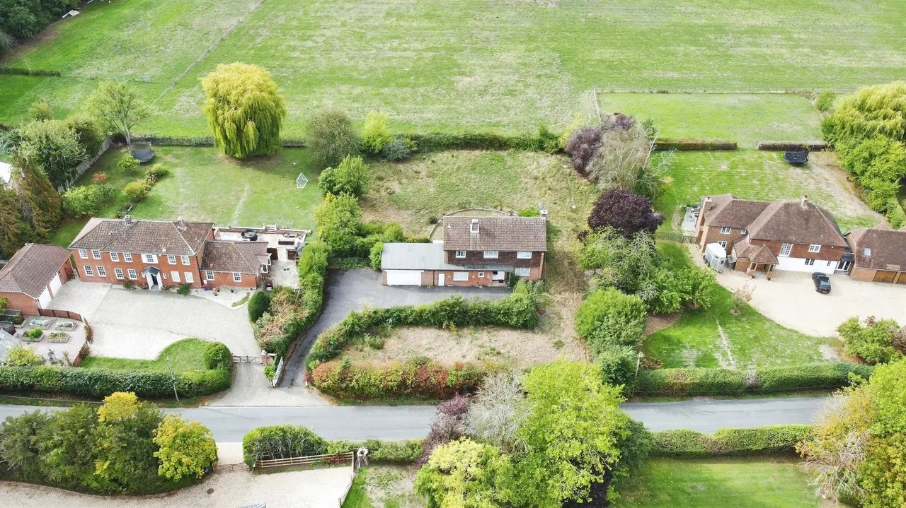 Sanctuary, Monk Sherborne, RG26, photo 2