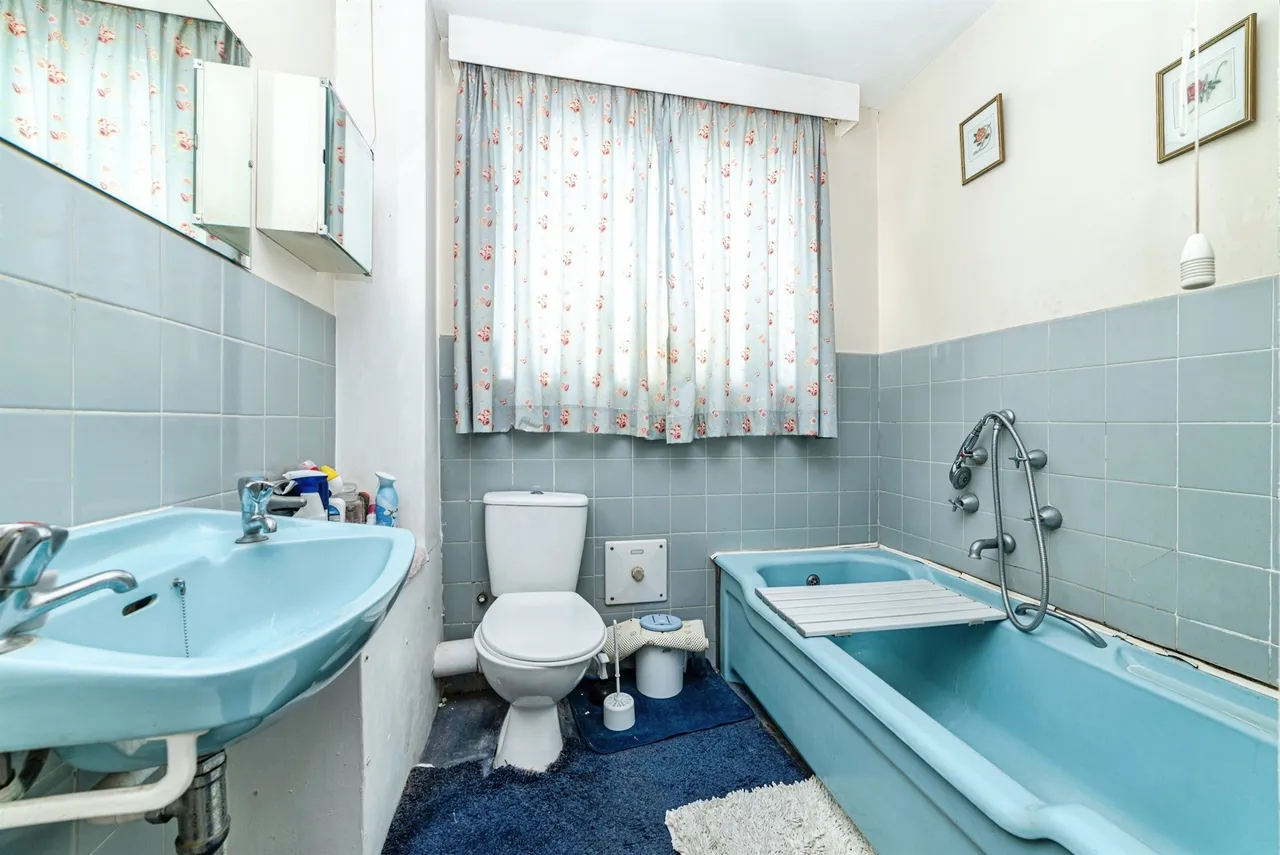 Sanctuary, Monk Sherborne, RG26, photo 11