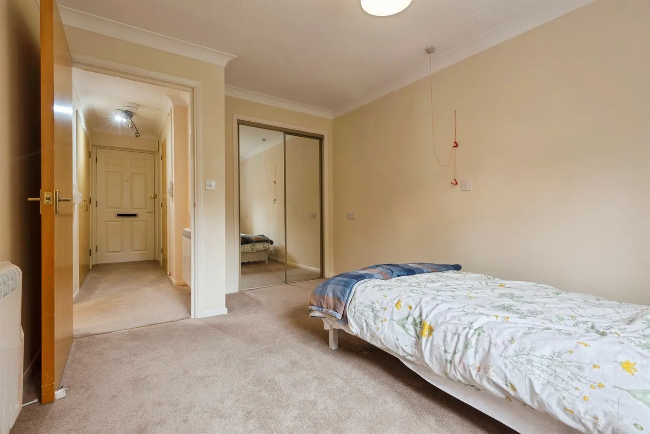 Collingwood Court, Royston, photo 9