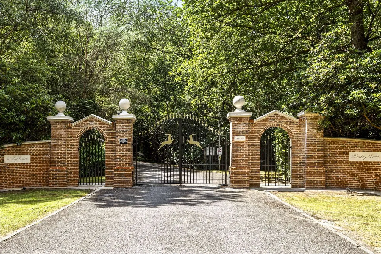 Henley Park, Cobbett Hill Road, Normandy, Guildford, GU3 2BZ, photo 7