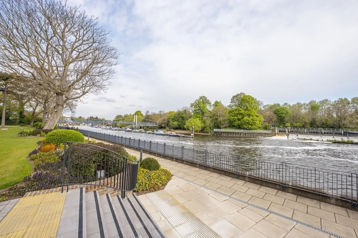 Pinewood Gardens Teddington TW11, photo 10