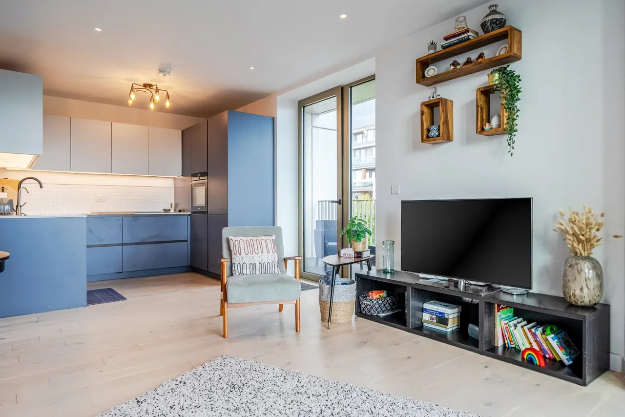 Balham High Road, London, SW17, photo 6