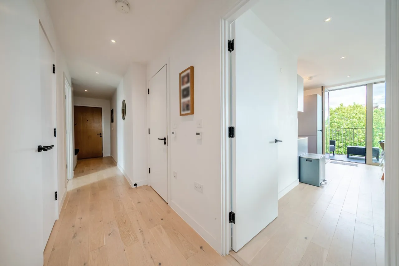 Balham High Road, London, SW17, photo 12
