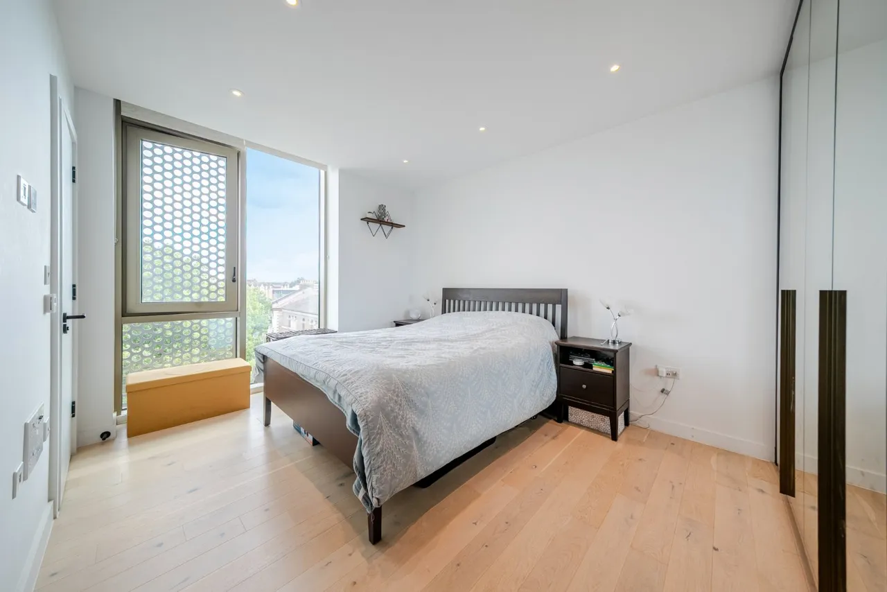 Balham High Road, London, SW17, photo 9