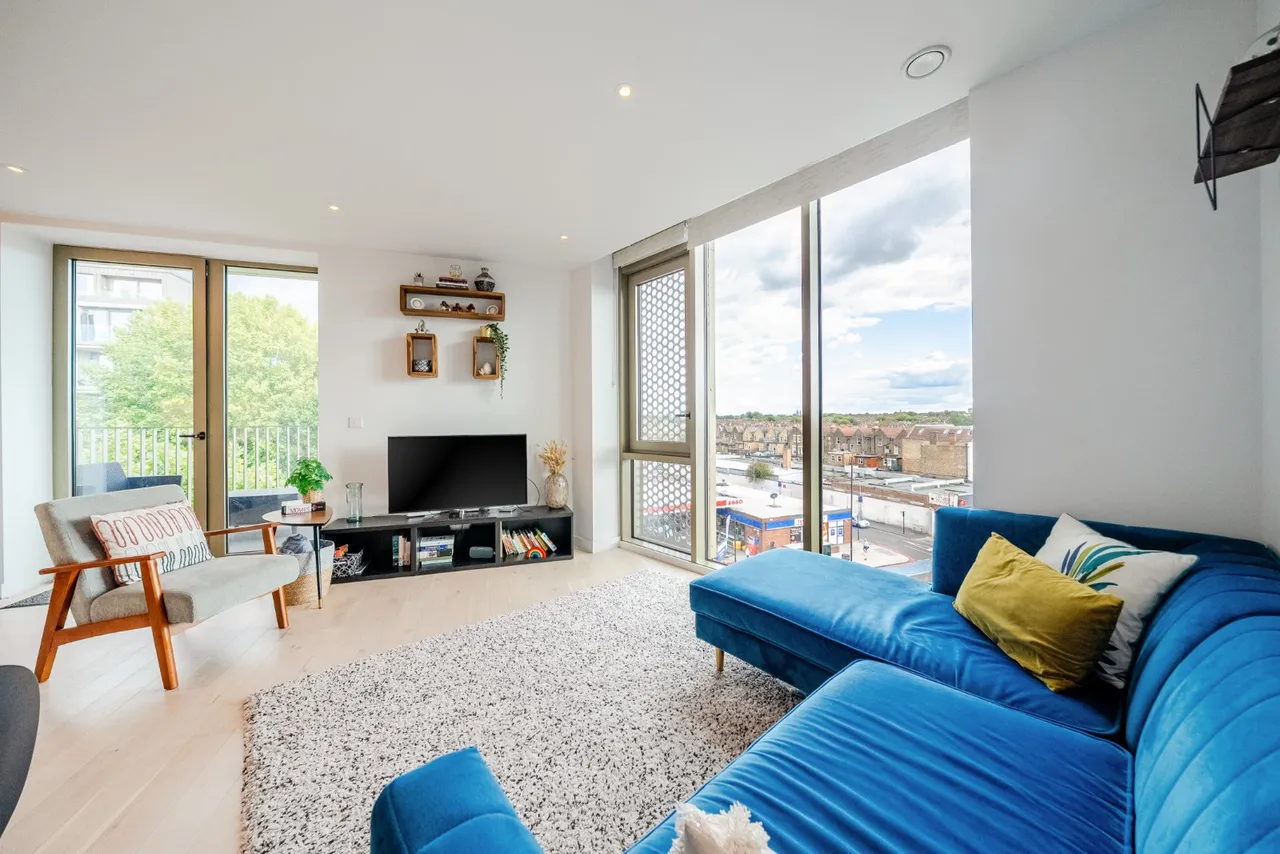 3 bed flat for sale, Balham High Road, London, SW17