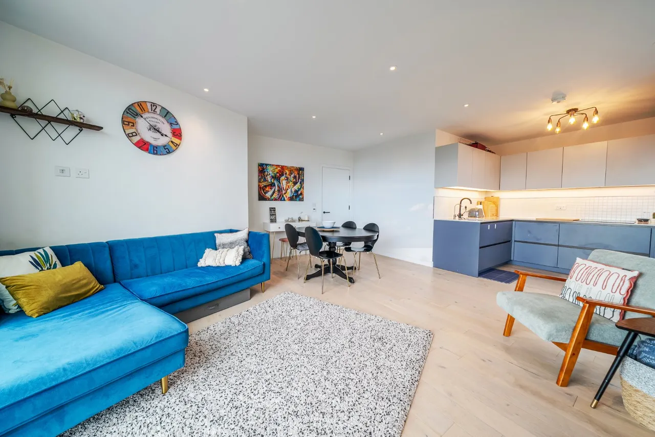 Balham High Road, London, SW17, photo 4
