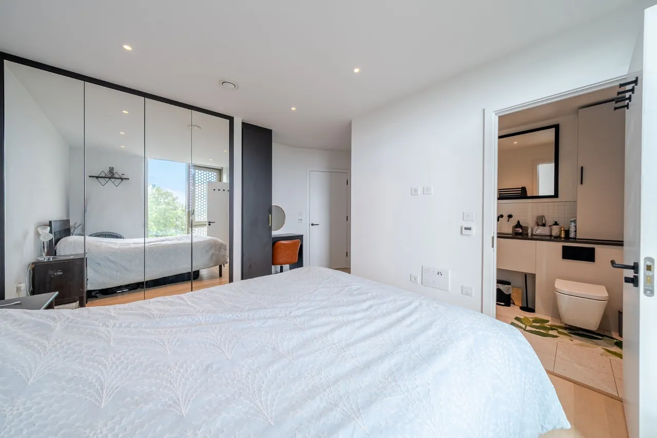 Balham High Road, London, SW17, photo 10