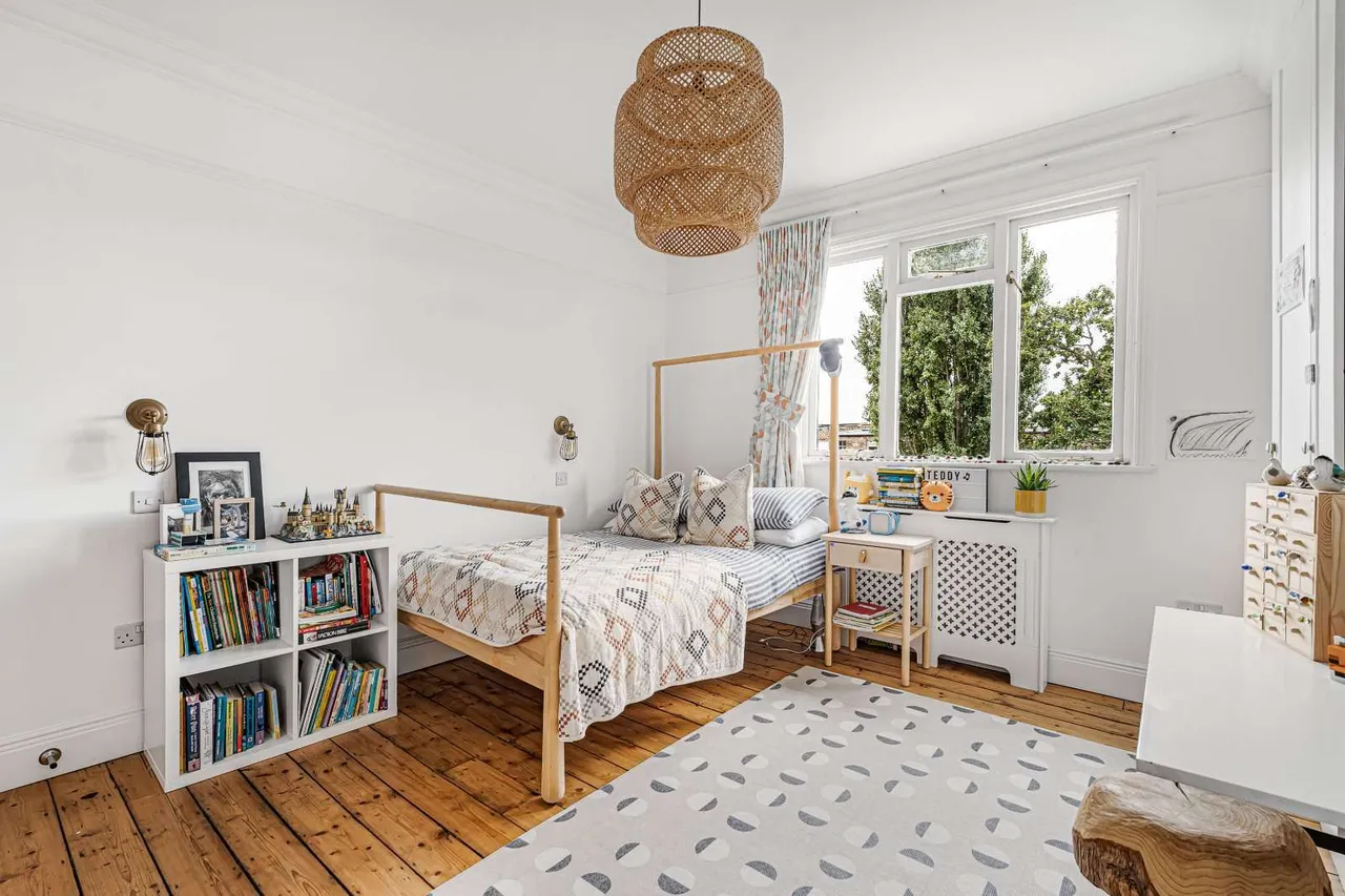 Lynton Road, London, W3, photo 10