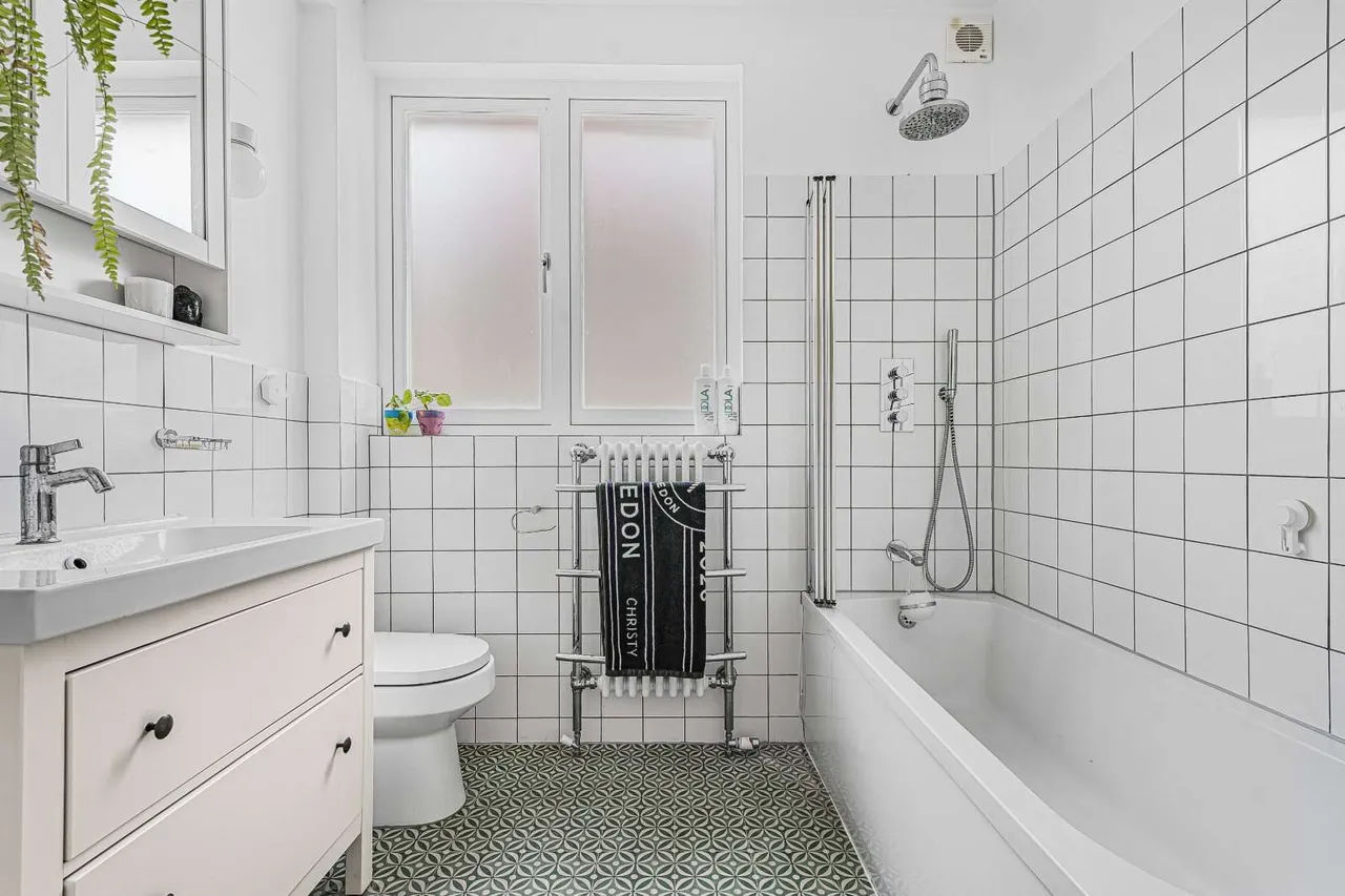 Lynton Road, London, W3, photo 13