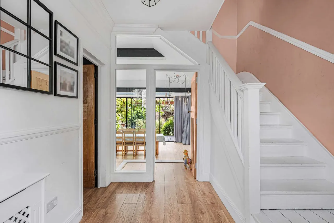 Lynton Road, London, W3, photo 2