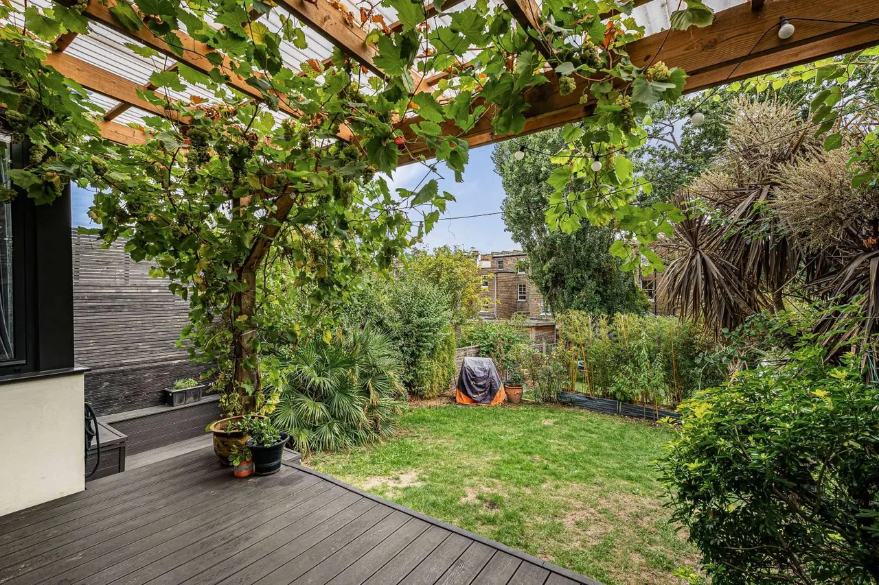 Lynton Road, London, W3, photo 14