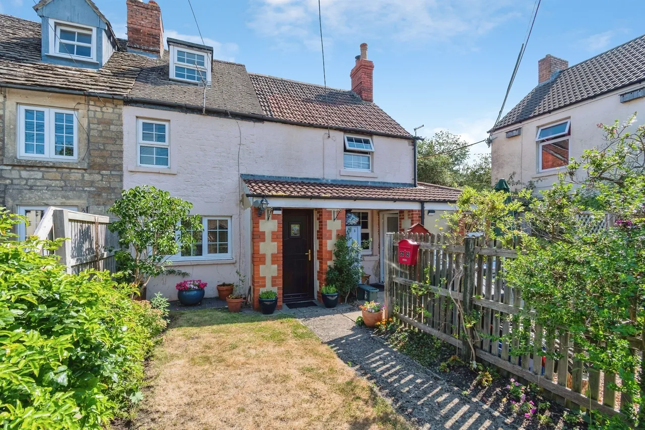 2 bed character property for sale — Wood Lane, Chippenham