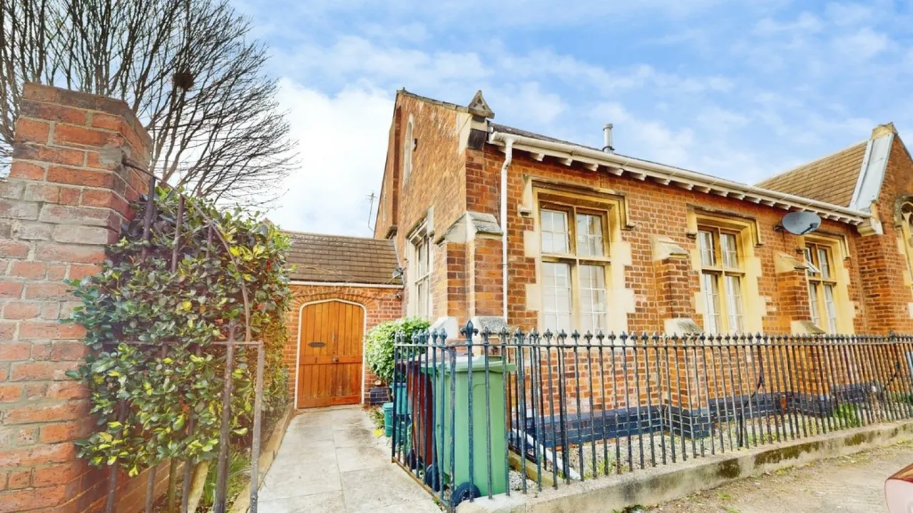 2 bed house for sale — Devonshire Street, Cheltenham, Gloucestershire
