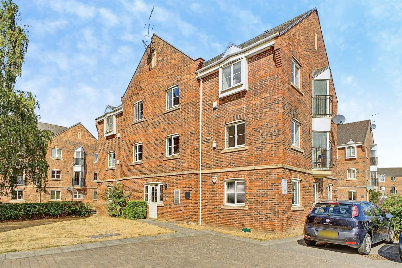 2 bed flat for sale — Henry Bird Way, Northampton