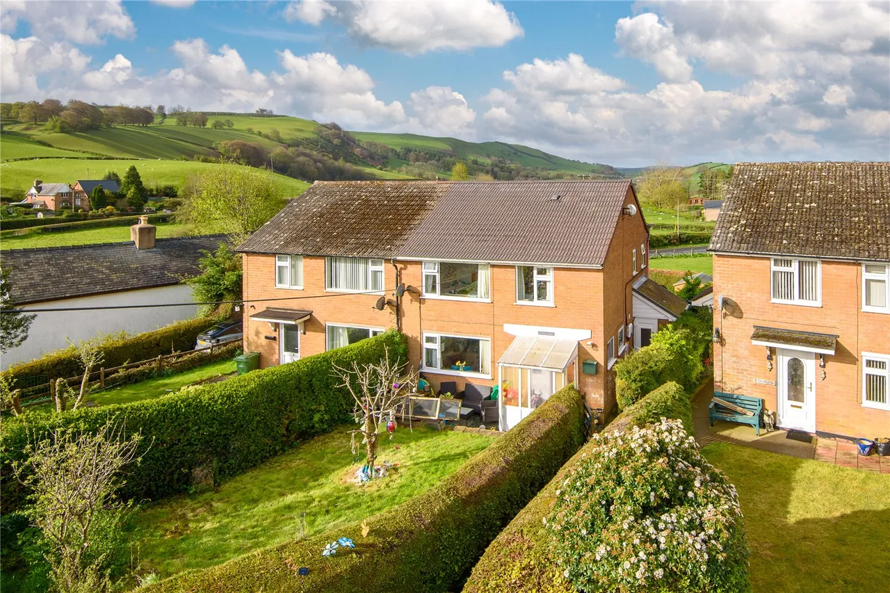 3 bed house for sale — Dolfor, Newtown, Powys, SY16 4BN