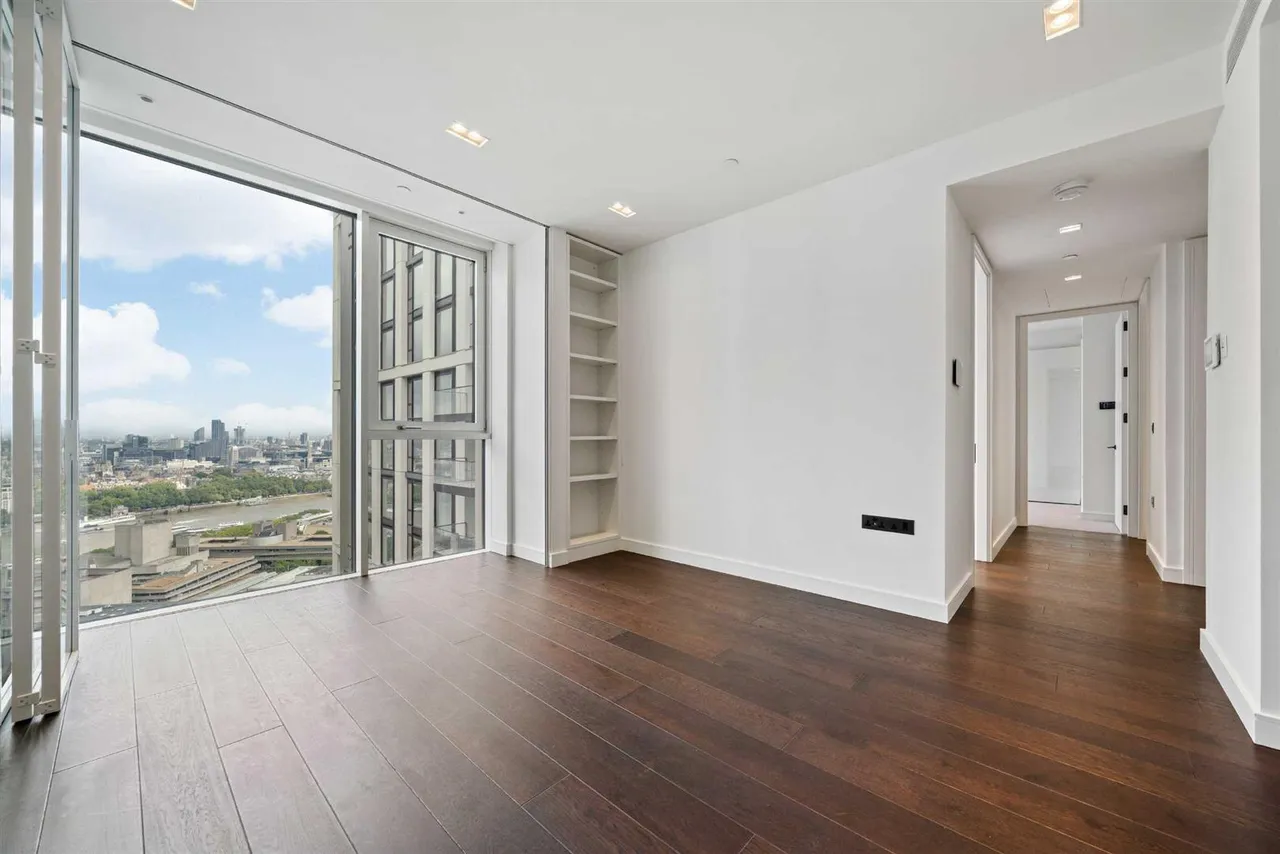 3 bed property to rent, Casson Square, London