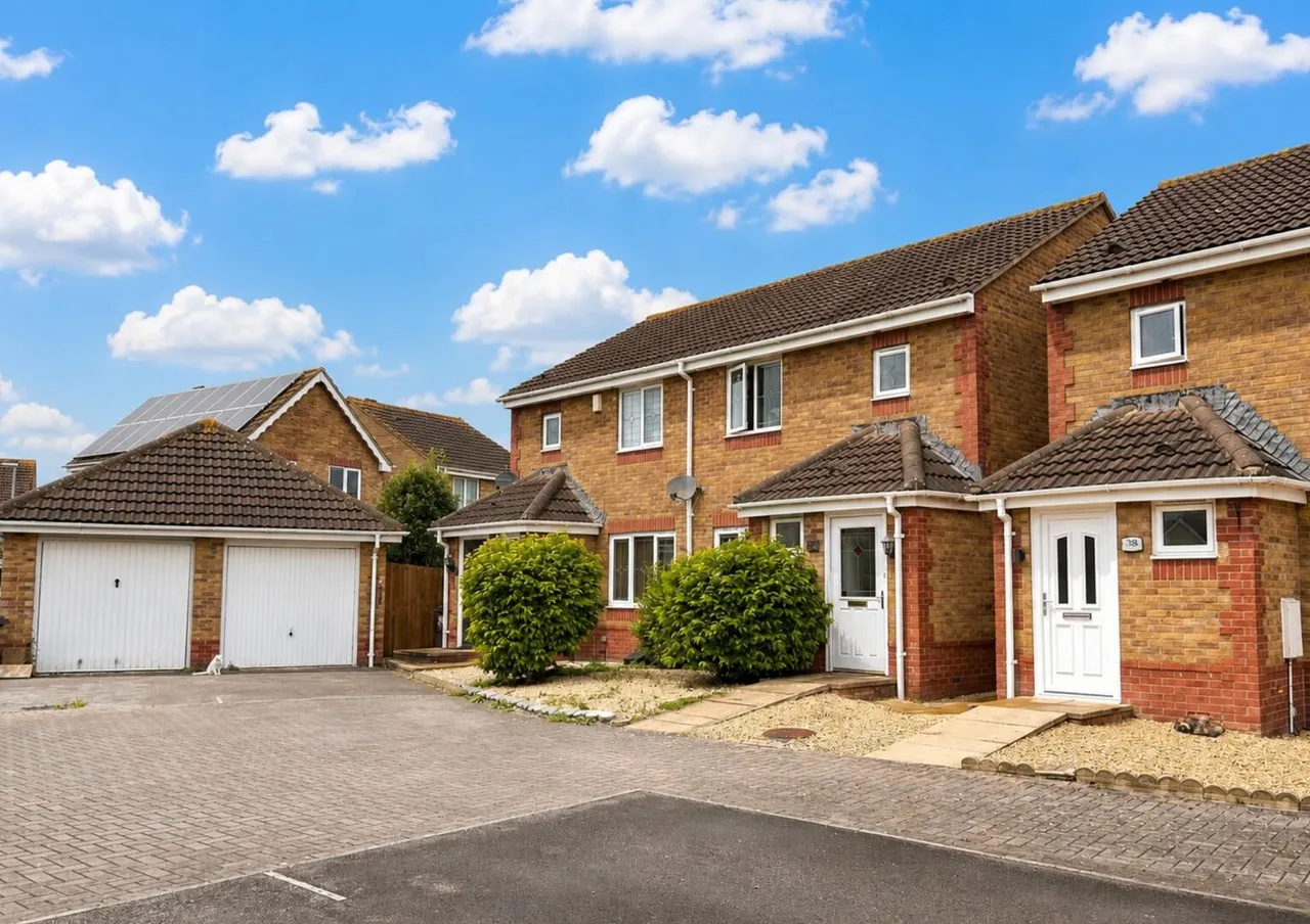 3 bed house for sale — Bramble Drive, Westbury, Wiltshire BA13 3UY