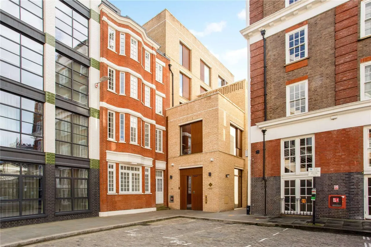 2 bed flat for sale — Bartholomew Close, London, EC1A 7BD