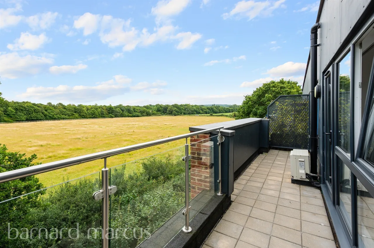 Challenge Court, Leatherhead, KT22, photo 3