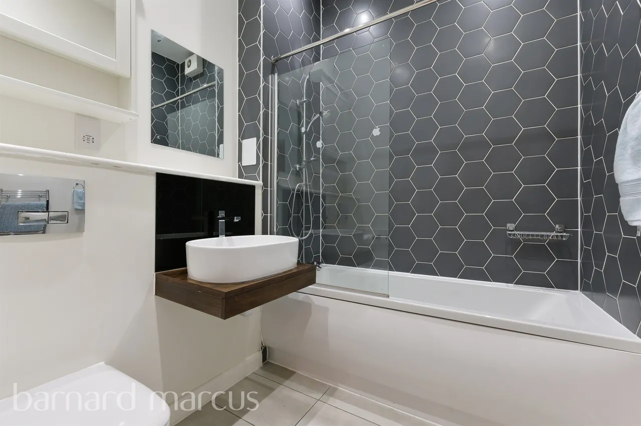 Challenge Court, Leatherhead, KT22, photo 9