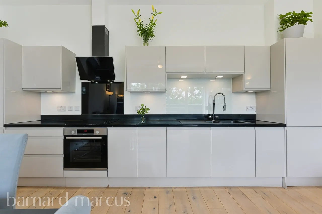 Challenge Court, Leatherhead, KT22, photo 4