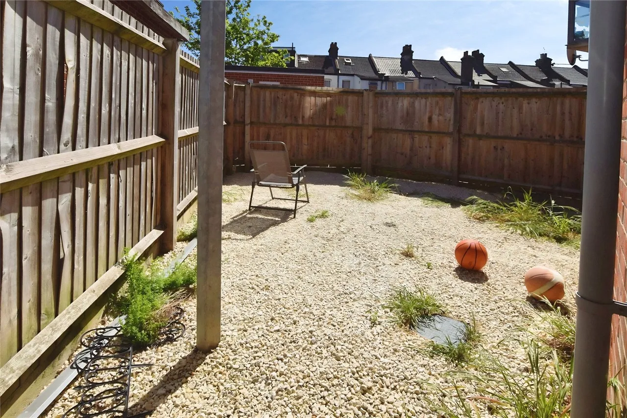 Aqua Court, Serpentine Close, Chadwell Heath, Romford, RM6, photo 3