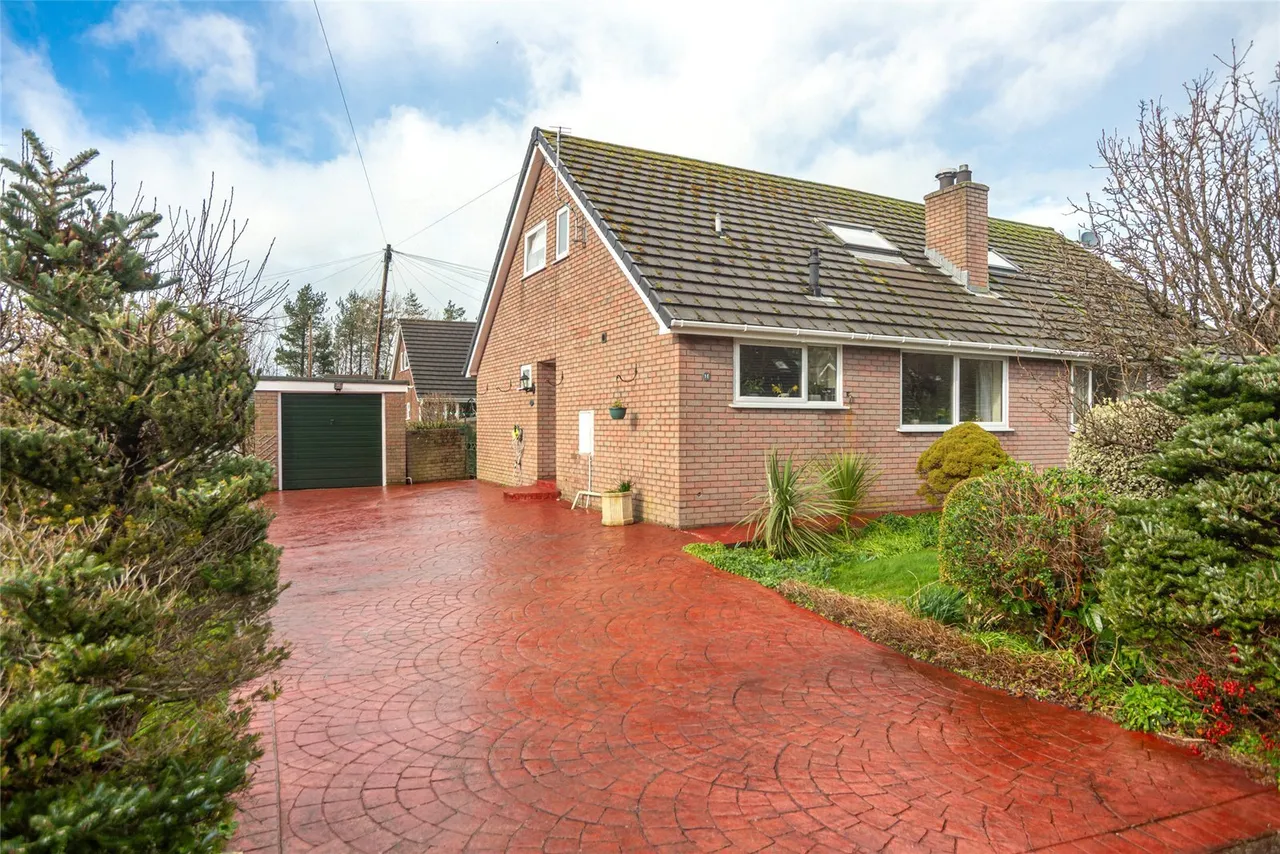 2 bed house for sale, Maes Dolfor, Llanfairfechan, LL33