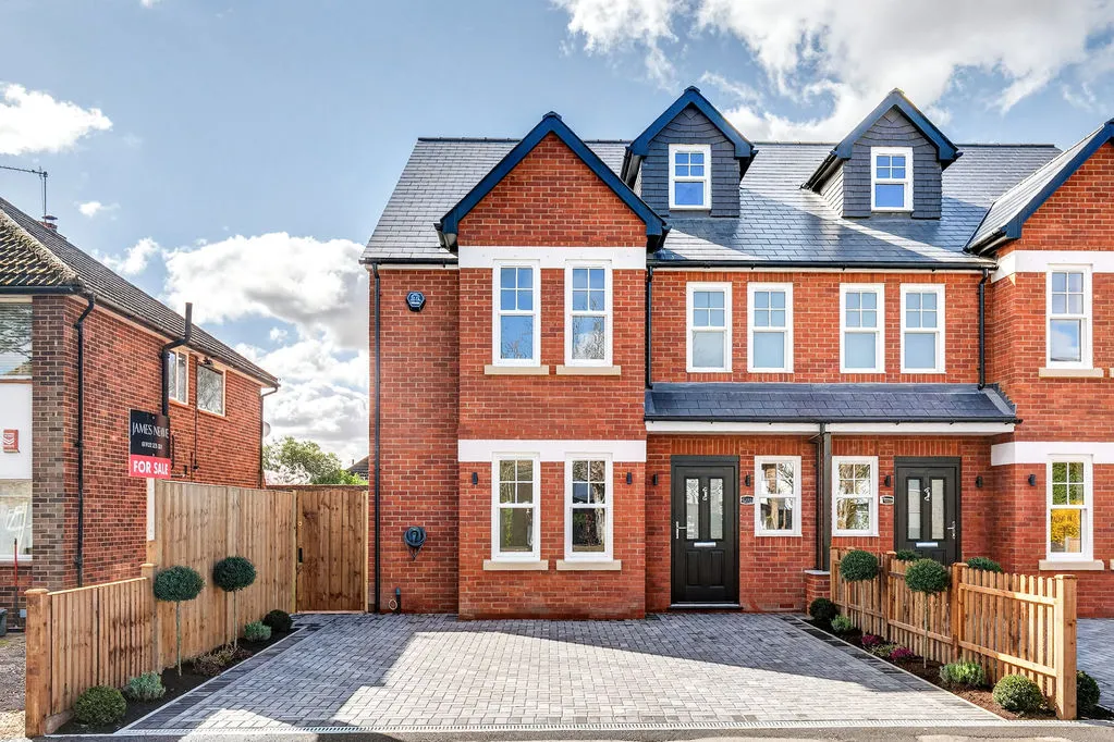 4 bed house for sale — Queens Road, Hersham KT12 5LN