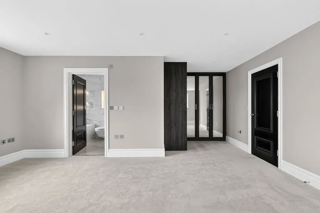 Queens Road, Hersham KT12 5LN, photo 9
