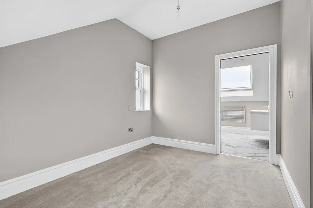 Queens Road, Hersham KT12 5LN, photo 11