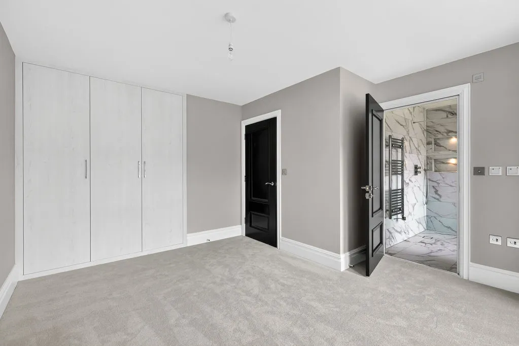 Queens Road, Hersham KT12 5LN, photo 12