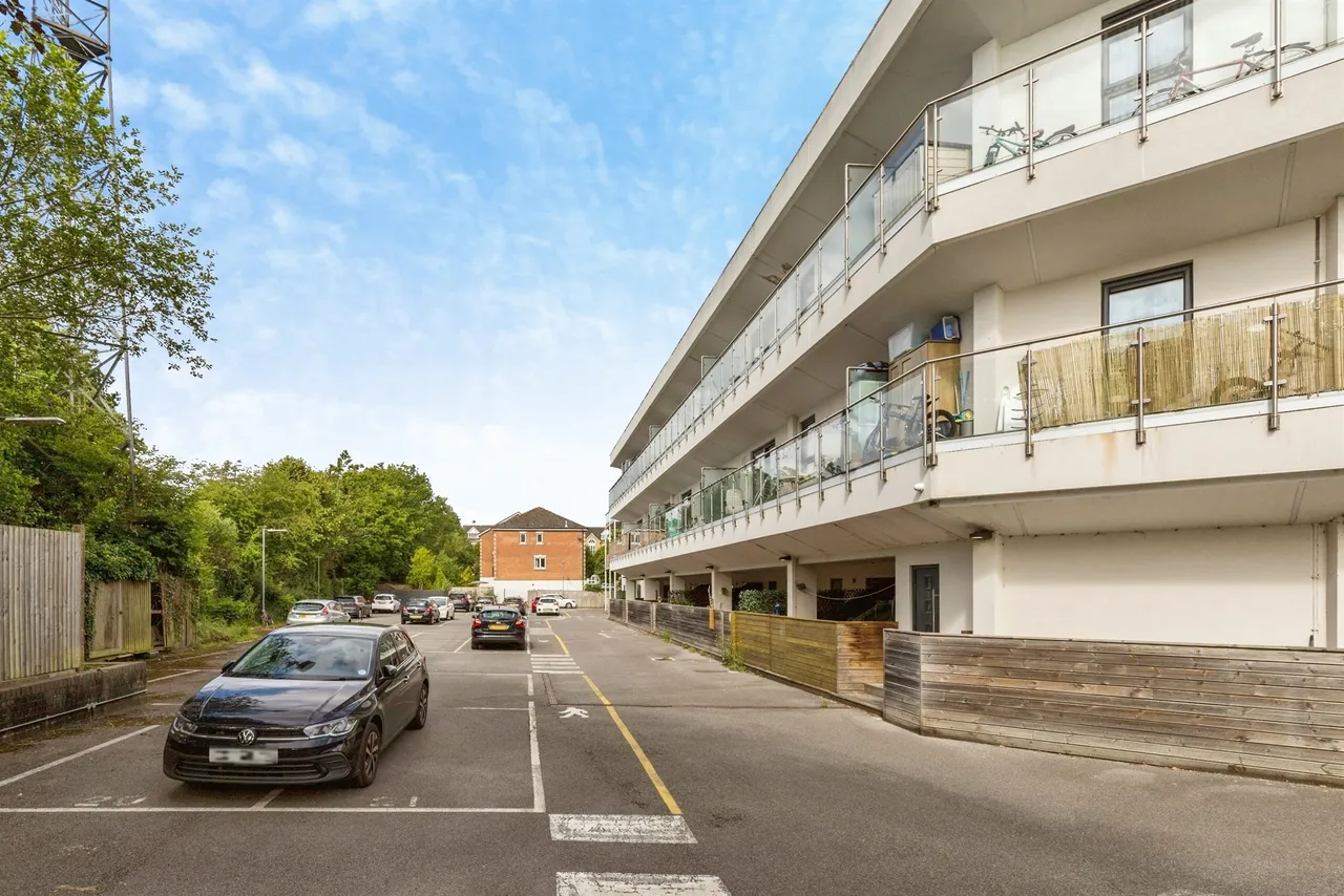 Russell Way, Crawley, photo 11