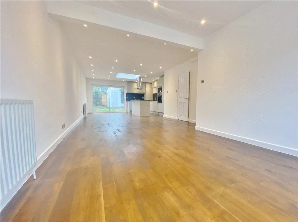 Lincoln Avenue, Twickenham, TW2, photo 2