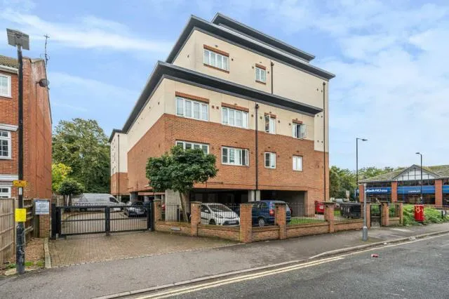 Bath Road, Slough, SL1, photo 18