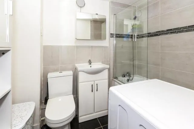 Bath Road, Slough, SL1, photo 15