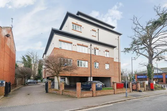 2 bed flat for sale, Bath Road, Slough, SL1