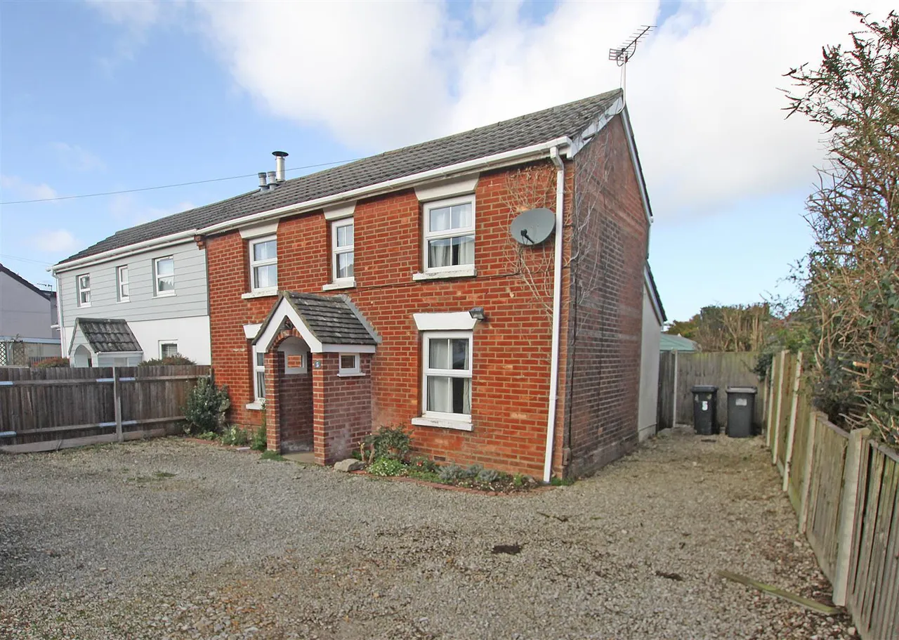 2 bed house to rent, Rose Gardens, Bournemouth, BH9