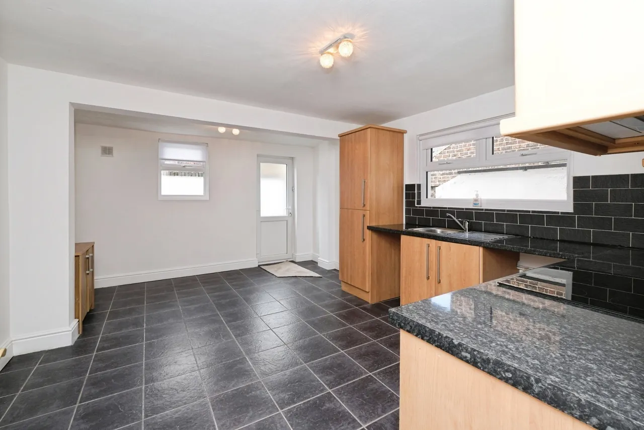 Lisburn Lane, L13, photo 7