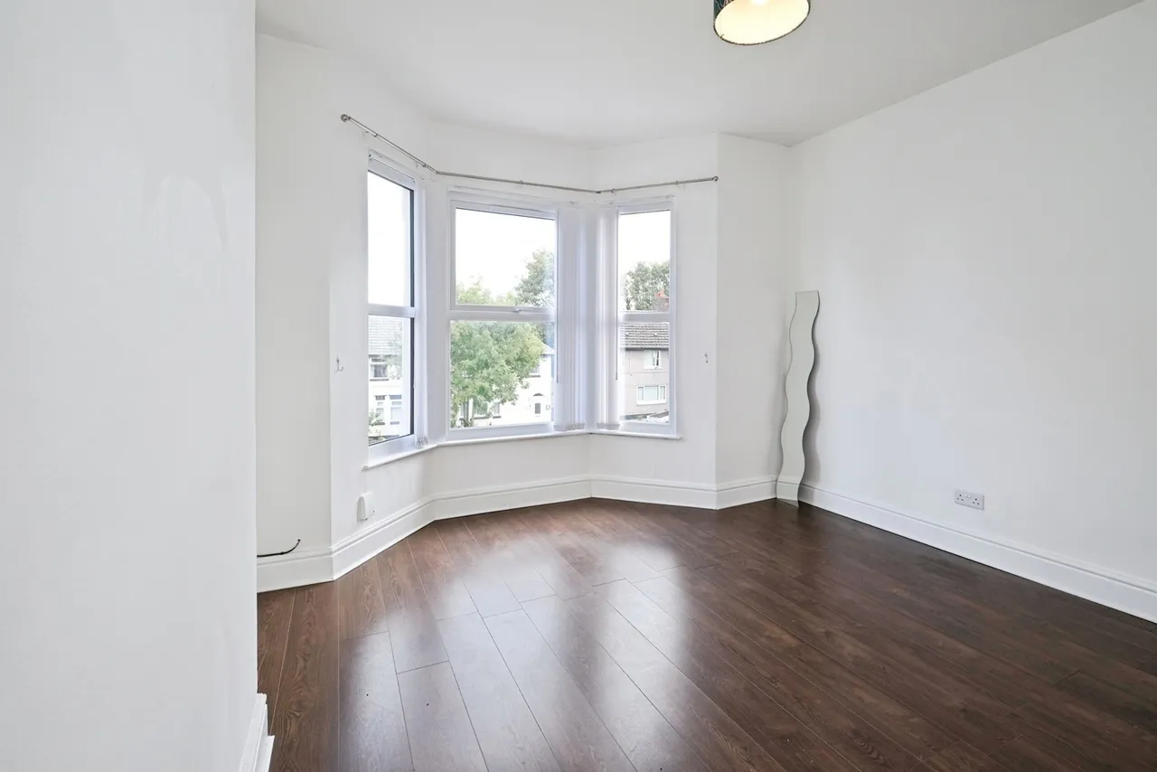 Lisburn Lane, L13, photo 14