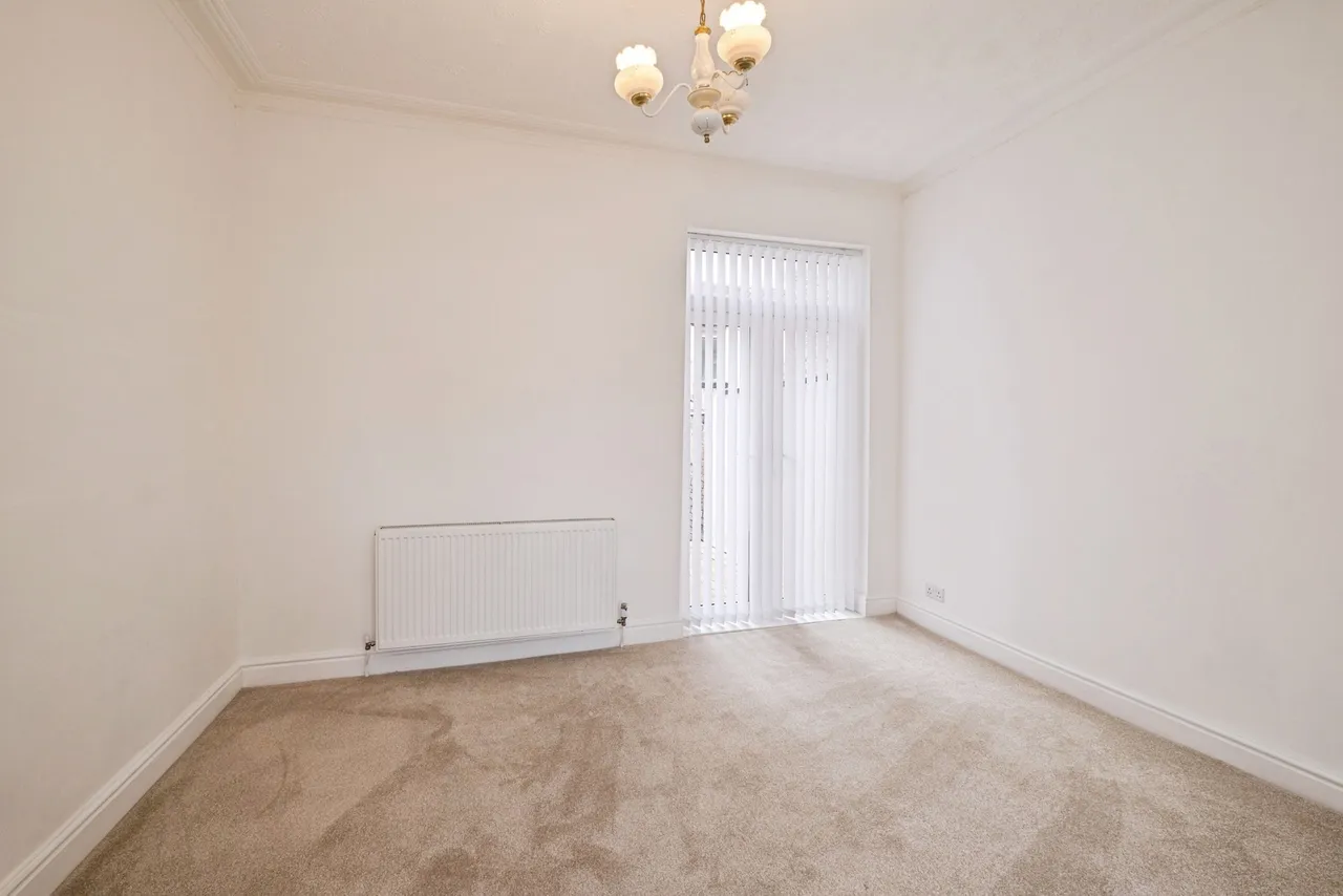 Lisburn Lane, L13, photo 5