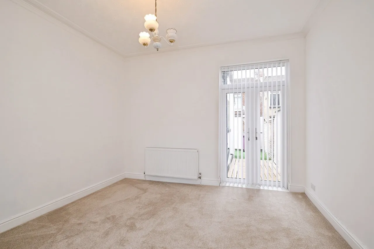 Lisburn Lane, L13, photo 6