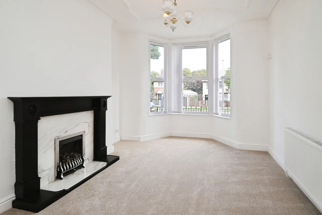 Lisburn Lane, L13, photo 3