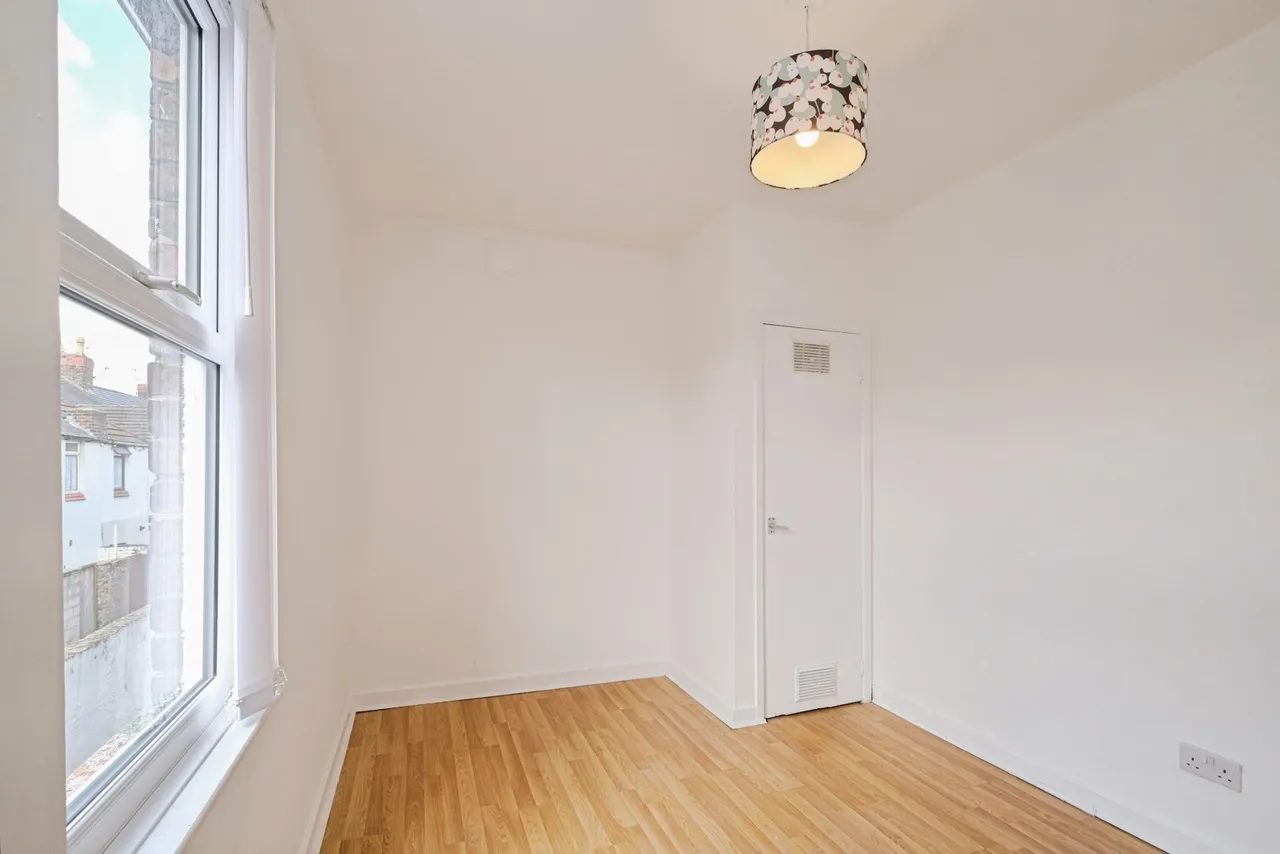 Lisburn Lane, L13, photo 17