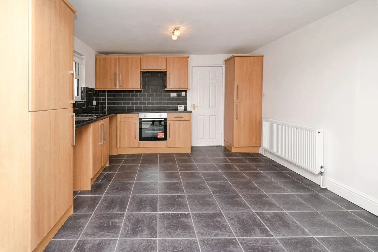 Lisburn Lane, L13, photo 9