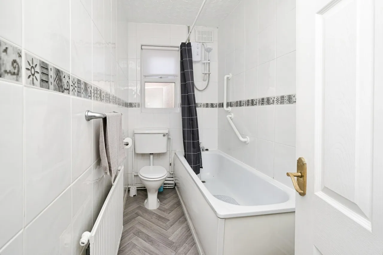 Lisburn Lane, L13, photo 11