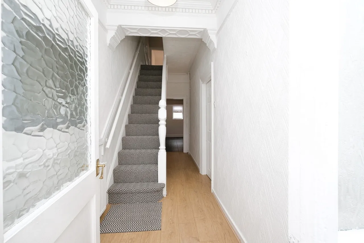 Lisburn Lane, L13, photo 2
