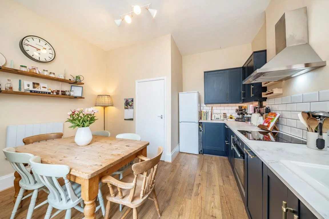 Balham High Road, SW12, photo 2